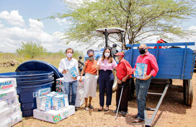 Deputada entrega ônibus escolares, trator e kits de irrigação na região sul